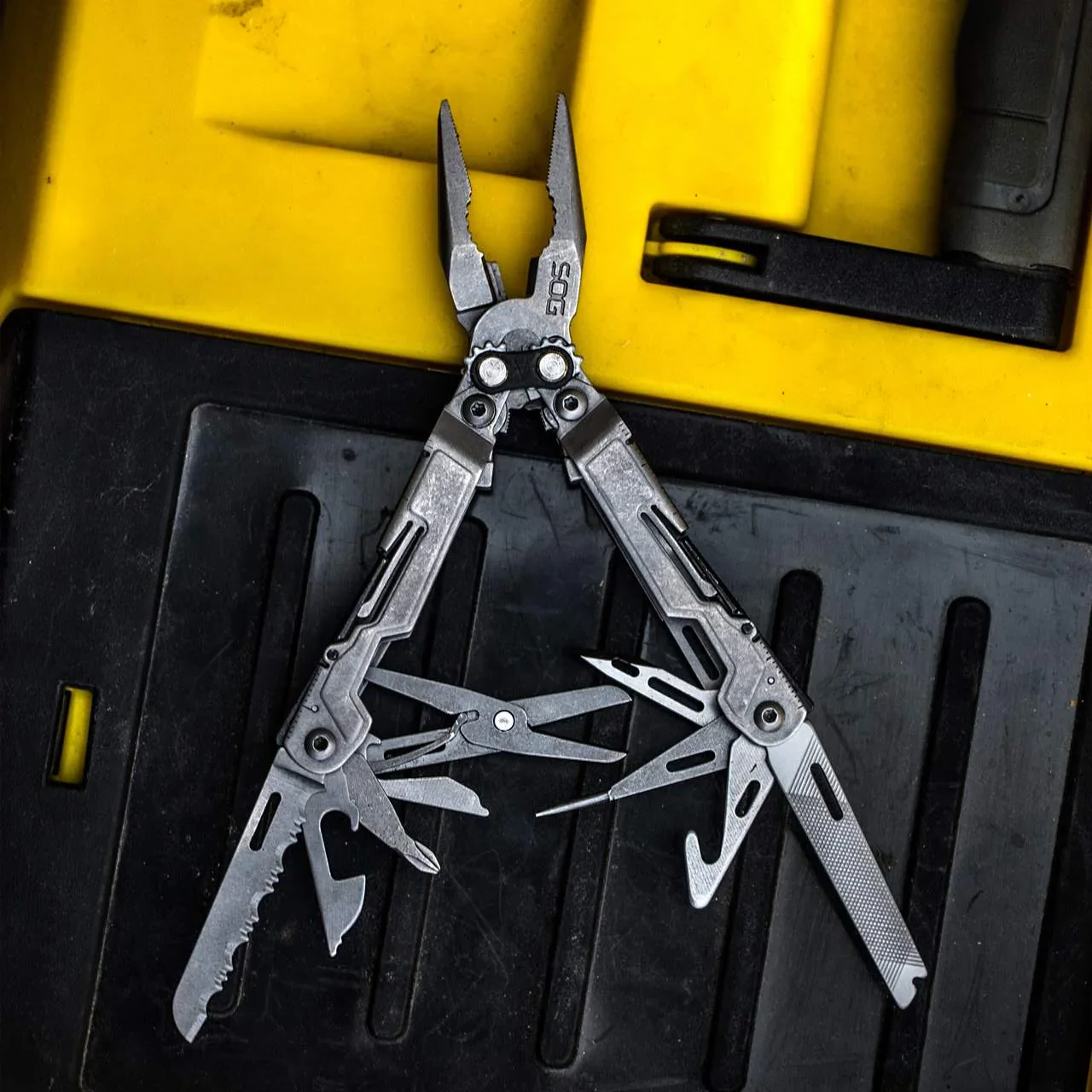SOG Powerpint 18-in-1 Mini Multitool Pliers